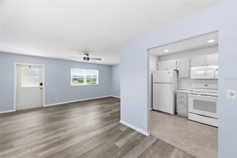 Condo in Sun City Center, Florida, 1 bedroom  № 2212942 - photo 9