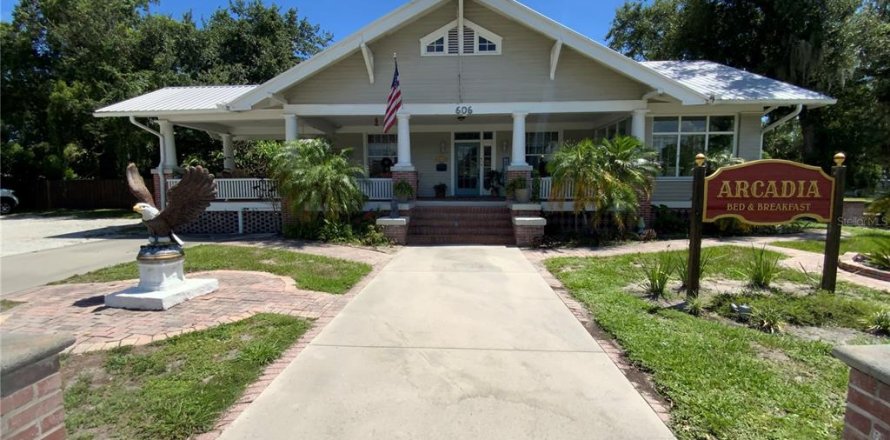 Commercial property in Arcadia, Florida 433.11 sq.m. № 1791716