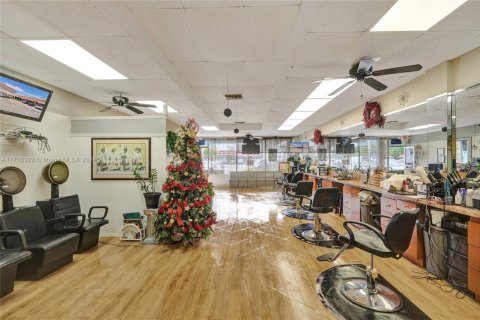 Commercial property in Miramar, Florida № 1701760 - photo 10