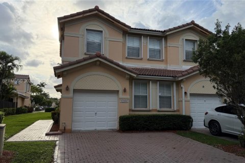 Touwnhouse à louer à Miami, Floride: 3 chambres, 138.52 m2 № 2055597 - photo 1