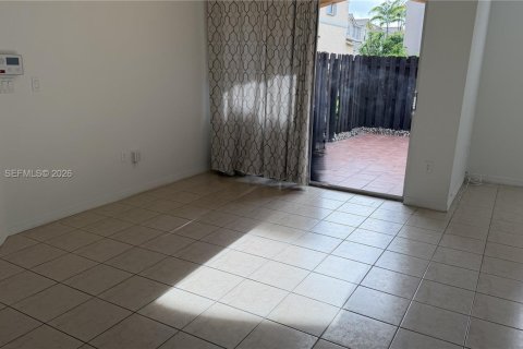 Touwnhouse à louer à Miami, Floride: 3 chambres, 138.52 m2 № 2055597 - photo 2