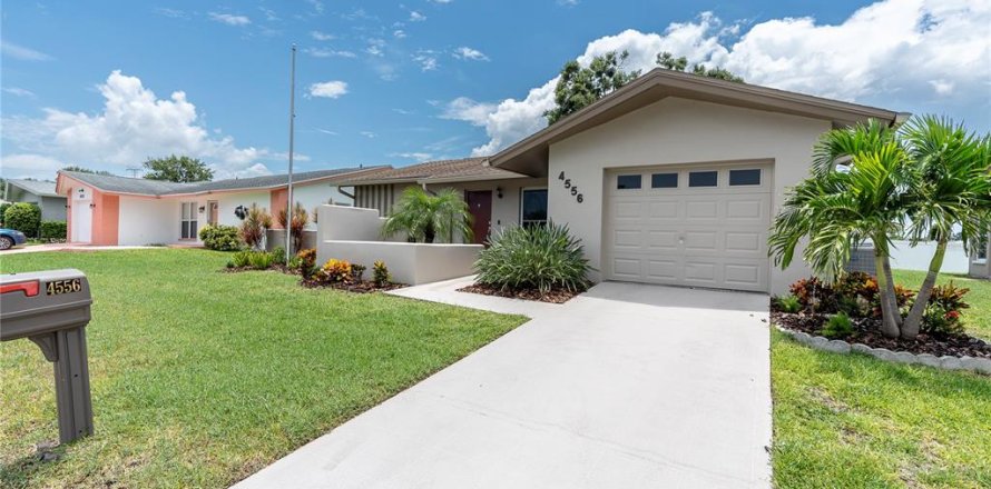 House in Clearwater, Florida 3 bedrooms, 172.71 sq.m. № 1846867