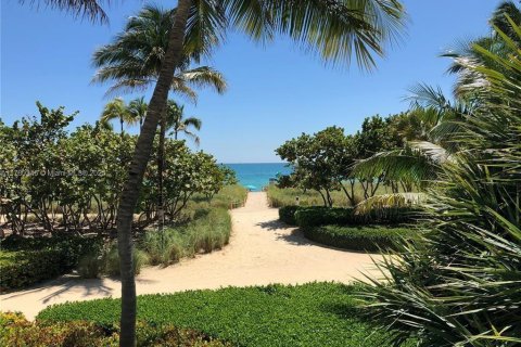 Condo in Bal Harbour, Florida, 1 bedroom  № 1868558 - photo 25