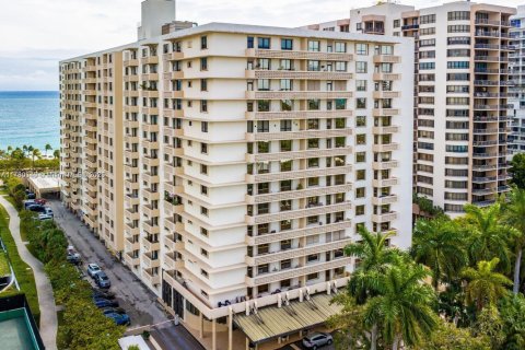 Condo in Bal Harbour, Florida, 1 bedroom  № 1868558 - photo 20