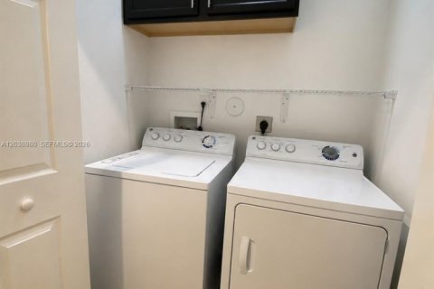 Touwnhouse à louer à Miami, Floride: 3 chambres, 157.93 m2 № 2086602 - photo 17