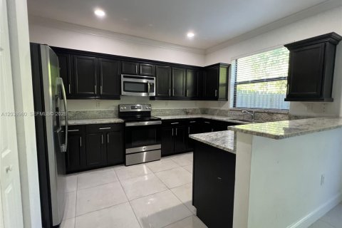 Touwnhouse à louer à Miami, Floride: 3 chambres, 157.93 m2 № 2086602 - photo 11