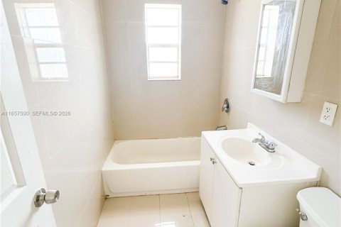 Commercial property in Miami Beach, Florida № 2087942 - photo 15