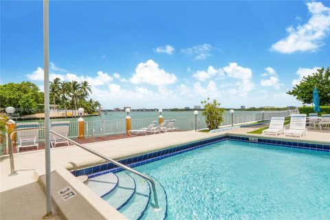 Condo in Bay Harbor Islands, Florida, 2 bedrooms  № 1701740 - photo 5