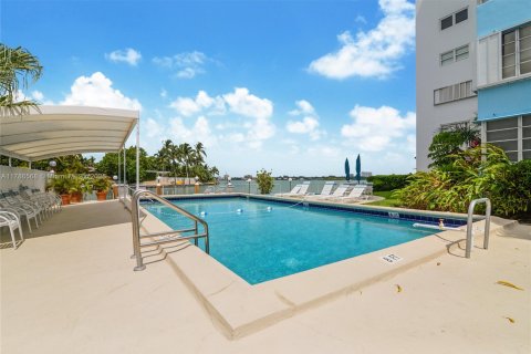 Condo in Bay Harbor Islands, Florida, 2 bedrooms  № 1701740 - photo 4