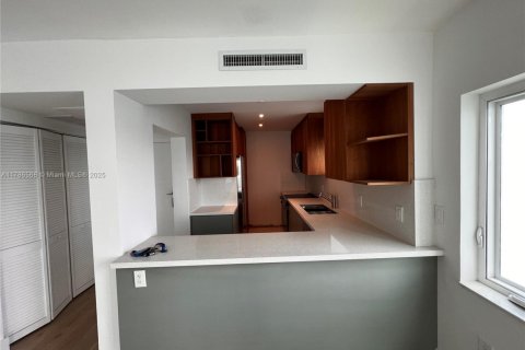 Condo in Bay Harbor Islands, Florida, 2 bedrooms  № 1701740 - photo 20