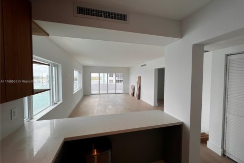 Condo in Bay Harbor Islands, Florida, 2 bedrooms  № 1701740 - photo 7
