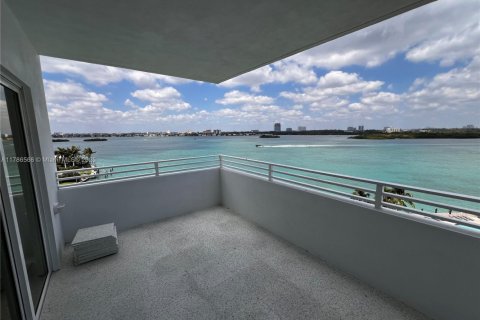 Condo in Bay Harbor Islands, Florida, 2 bedrooms  № 1701740 - photo 16