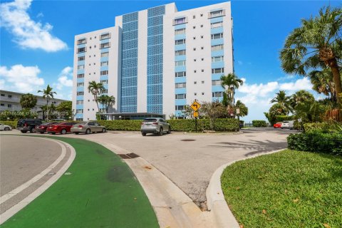 Condo in Bay Harbor Islands, Florida, 2 bedrooms  № 1701740 - photo 1