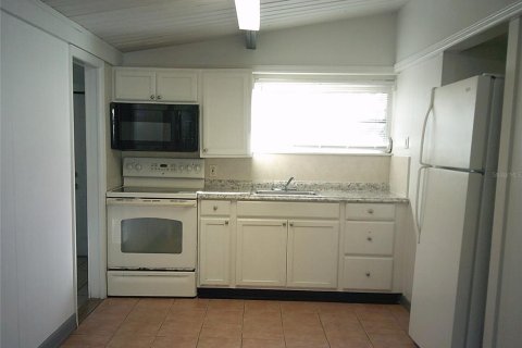 House in Saint Petersburg, Florida 3 bedrooms, 103.68 sq.m. № 2221928 - photo 7