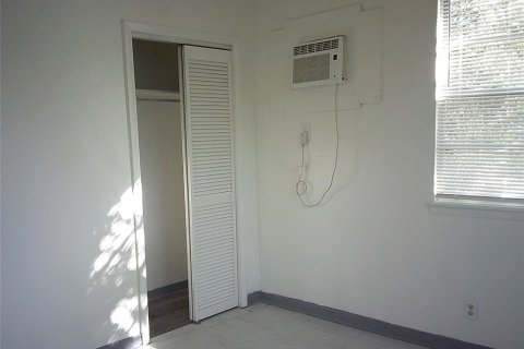 House in Saint Petersburg, Florida 3 bedrooms, 103.68 sq.m. № 2221928 - photo 11