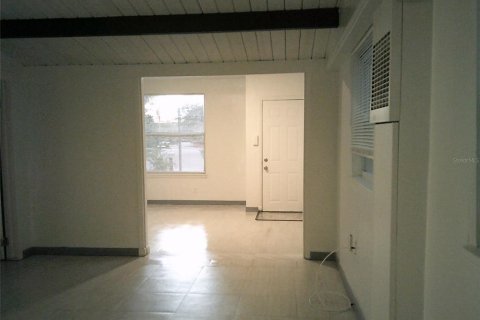 House in Saint Petersburg, Florida 3 bedrooms, 103.68 sq.m. № 2221928 - photo 5