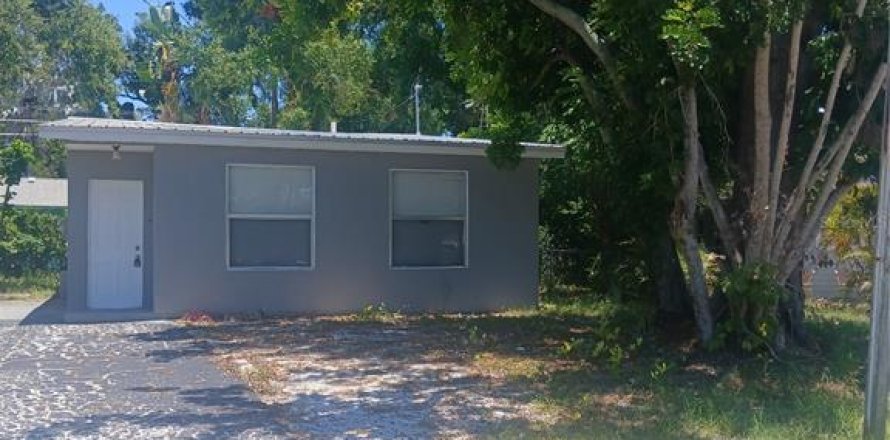 House in Saint Petersburg, Florida 3 bedrooms, 103.68 sq.m. № 2221928