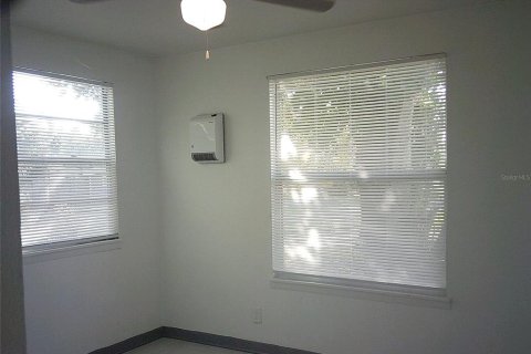 House in Saint Petersburg, Florida 3 bedrooms, 103.68 sq.m. № 2221928 - photo 13