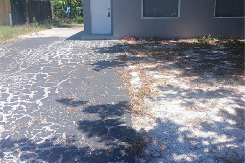 House in Saint Petersburg, Florida 3 bedrooms, 103.68 sq.m. № 2221928 - photo 2