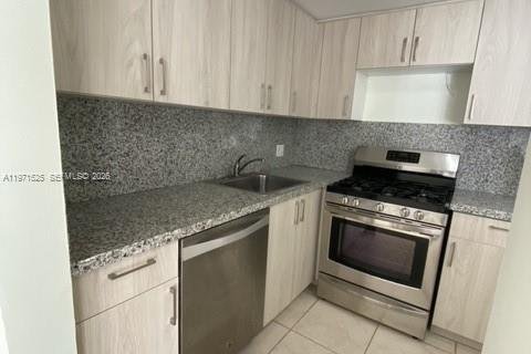 Condo in Miami, Florida, 1 bedroom № 2032563 - photo 9