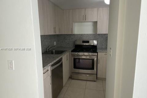 Condo in Miami, Florida, 1 bedroom № 2032563 - photo 8