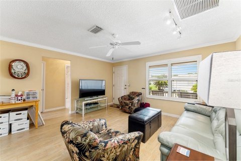 House in The Villages, Florida 3 bedrooms, 129.32 sq.m. № 1849850 - photo 9