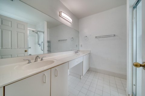 Купить таунхаус в Майами, Флорида 3 спальни, 154.87м2, № 1967093 - фото 20