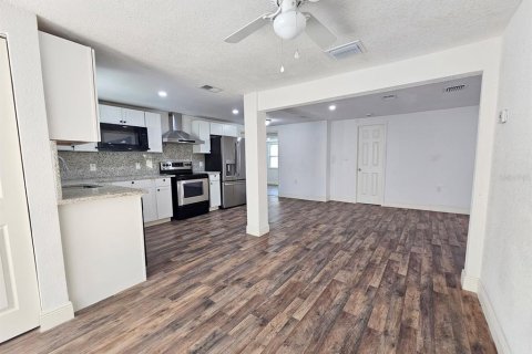 House in Saint Petersburg, Florida 4 bedrooms, 204.2 sq.m. № 1644646 - photo 12