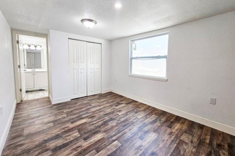 House in Saint Petersburg, Florida 4 bedrooms, 204.2 sq.m. № 1644646 - photo 16
