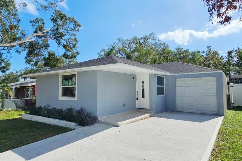 House in Saint Petersburg, Florida 4 bedrooms, 204.2 sq.m. № 1644646 - photo 1
