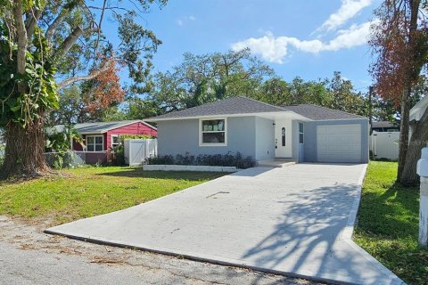 House in Saint Petersburg, Florida 4 bedrooms, 204.2 sq.m. № 1644646 - photo 3