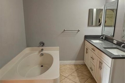 Casa en alquiler en Kissimmee, Florida, 4 dormitorios, 264.4 m2 № 1624614 - foto 14