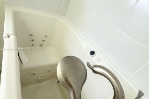 Купить кондоминиум в Санрайз, Флорида 2 спальни, 78.97м2, № 2247812 - фото 24