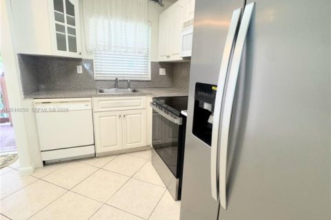 Купить кондоминиум в Санрайз, Флорида 2 спальни, 78.97м2, № 2247812 - фото 3