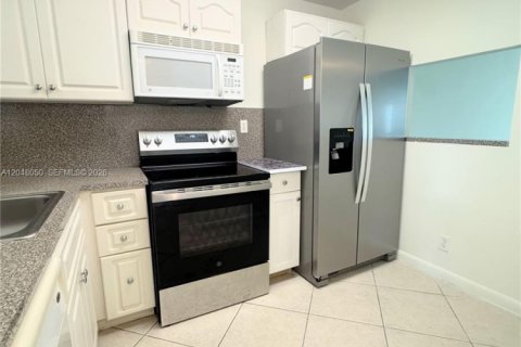 Купить кондоминиум в Санрайз, Флорида 2 спальни, 78.97м2, № 2247812 - фото 2