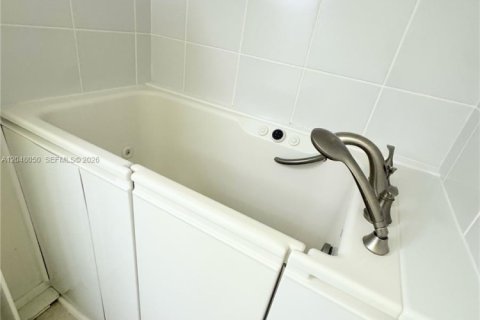 Купить кондоминиум в Санрайз, Флорида 2 спальни, 78.97м2, № 2247812 - фото 23