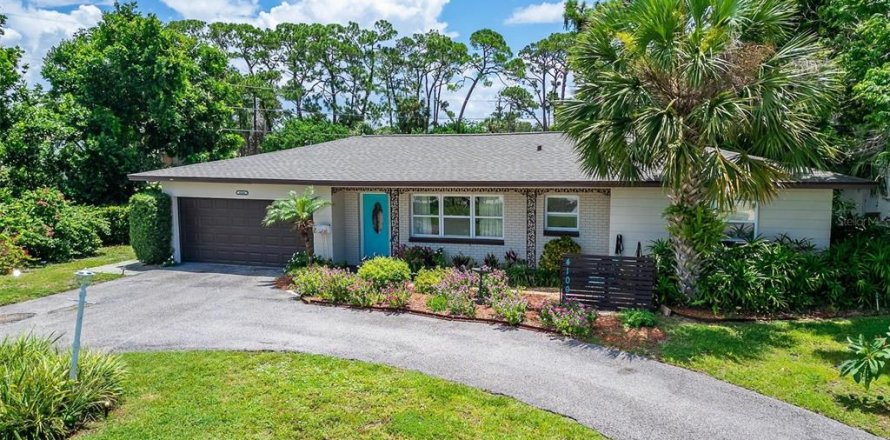 House in Saint Petersburg, Florida 3 bedrooms, 147.9 sq.m. № 1841972