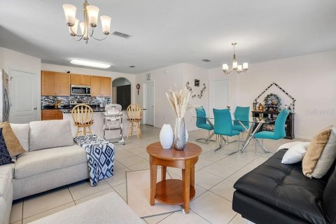 House in Davenport, Florida 4 bedrooms, 162.67 sq.m. № 2214072 - photo 6