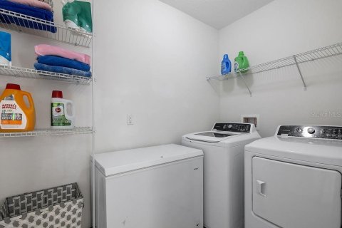 House in Davenport, Florida 4 bedrooms, 162.67 sq.m. № 2214072 - photo 23