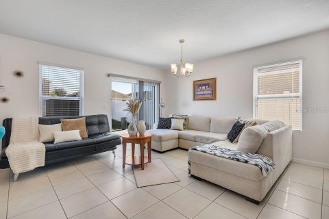 House in Davenport, Florida 4 bedrooms, 162.67 sq.m. № 2214072 - photo 5