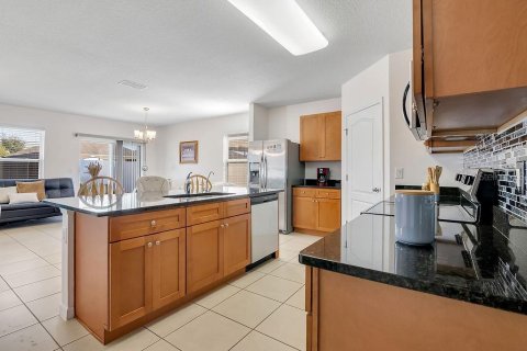 House in Davenport, Florida 4 bedrooms, 162.67 sq.m. № 2214072 - photo 10