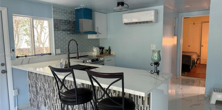 House in Hollywood, Florida 1 bedroom, 74.04 sq.m. № 2007547