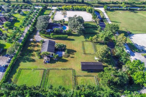 House in Wellington, Florida 6 bedrooms, 207.08 sq.m. № 2158438