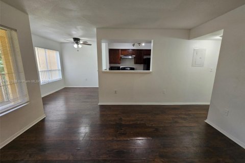 Condo in Oakland Park, Florida, 1 bedroom № 1961715 - photo 5