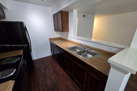 Condo in Oakland Park, Florida, 1 bedroom № 1961715 - photo 12