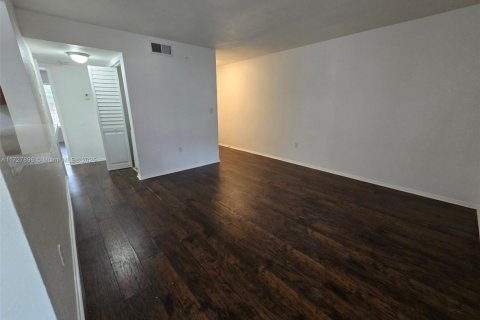 Condo in Oakland Park, Florida, 1 bedroom № 1961715 - photo 13