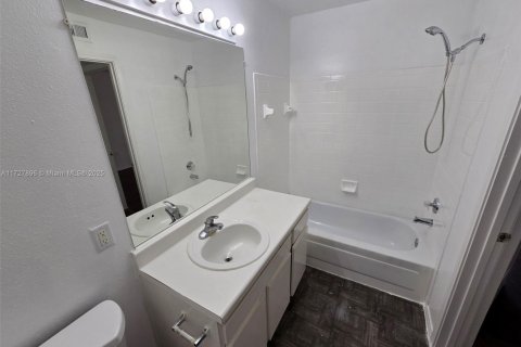Condo in Oakland Park, Florida, 1 bedroom № 1961715 - photo 11