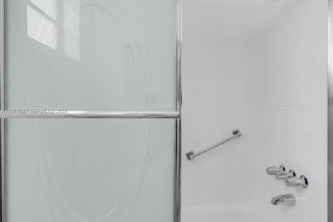 Villa ou maison à vendre à Hialeah, Floride: 3 chambres, 130.34 m2 № 1998747 - photo 15