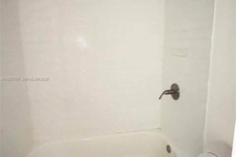 Casa en alquiler en North Miami, Florida, 1 dormitorio, 69.4 m2 № 2076822 - foto 20