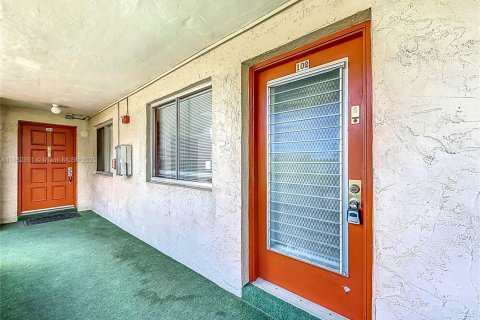 Condominio en alquiler en Lauderhill, Florida, 2 dormitorios, 99.41 m2 № 1893318 - foto 11